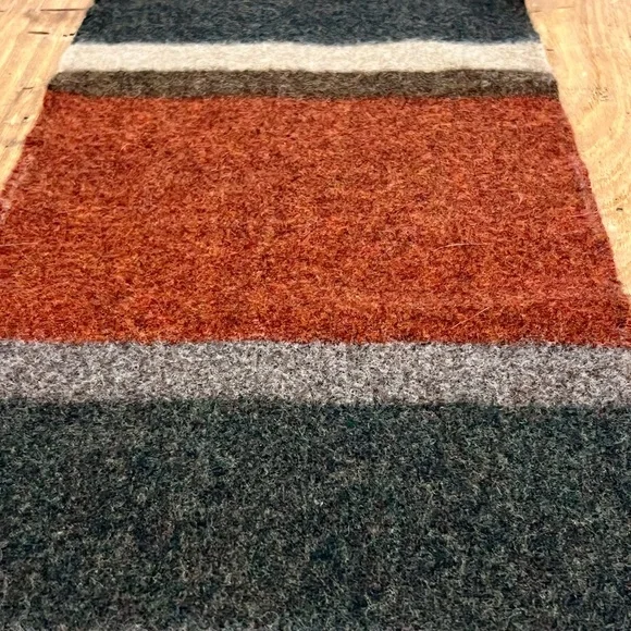 Banana Republic 100% Wool Scarf - Picture 4 of 6